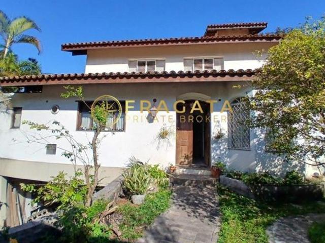 Casa à Venda no Pacaembu com 4 Suítes e 6 Vagas 362 m²