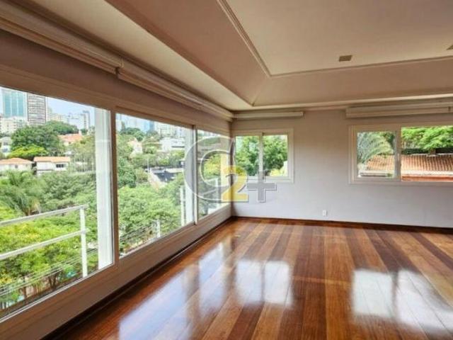 Casa a venda no Pacaembu com 4 quartos, 2 suíte e 8 vagas