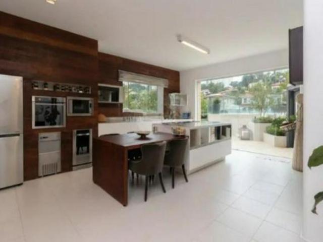 Casa à venda no Pacaembu com 657m² 4 dormitórios 3 suítes 7 banheiros 8 vagas