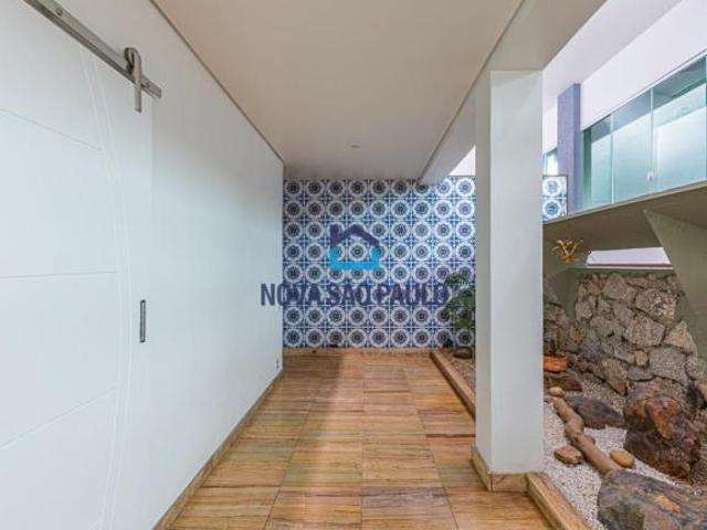 Casa a venda na Aclimação projetada por João Batista Vila Nova, uma obra de arte que você pode morar