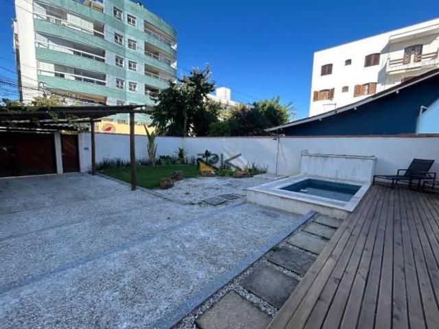 Casa à venda na Barra da Lagoa com 3 dormitórios e varanda gourmet,amplo quintal