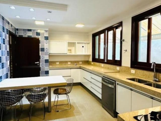 CASA À VENDA OU LOCAÇÃO NA REGIÃO CENTRAL