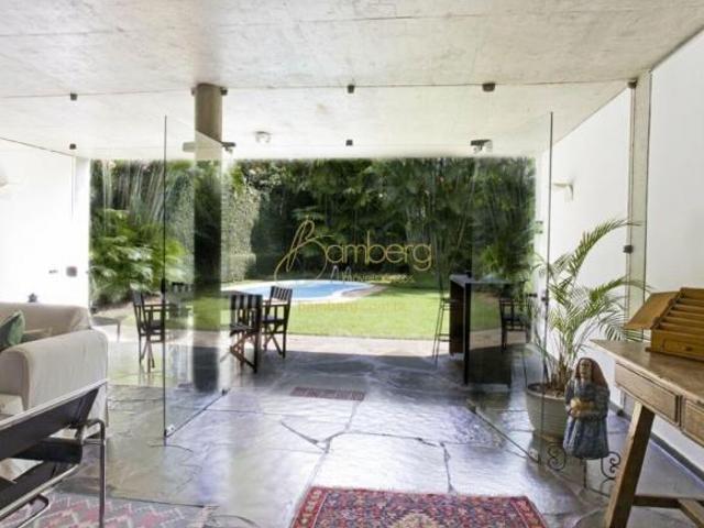 Casa a venda, na rua Alabarda, com 4 quartos sendo 3 suítes