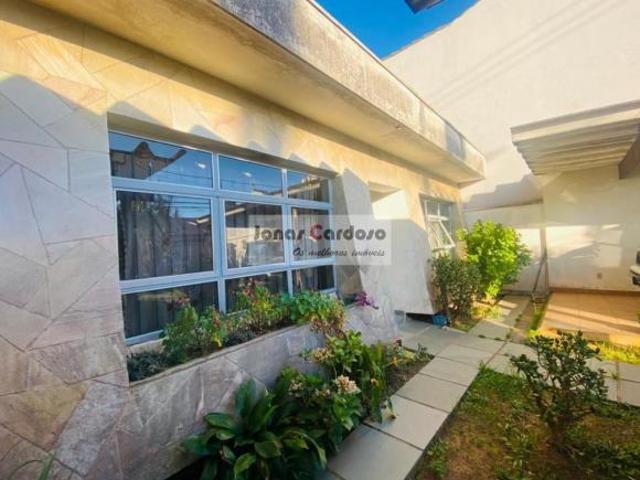 Casa à venda na Vila Oliveira, Mogi das Cruzes. Com 4 quartos, amplo quintal com pomares, edícula. E