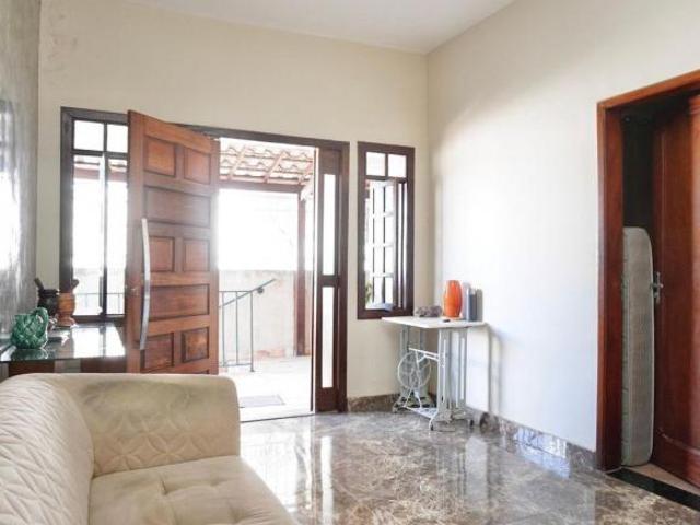 Casa à Venda Sagrada Família, 4 Quartos, 200 m2
