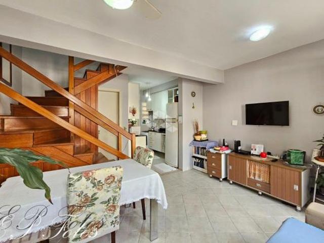 Casa a venda semimobiliada com pátio, 3 dormitórios, suíte, 2 vagas a venda, Hum