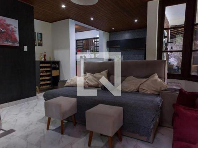 Casa à Venda Retiro do Chalé, 3 Quartos, 200 m² Brumadinho
