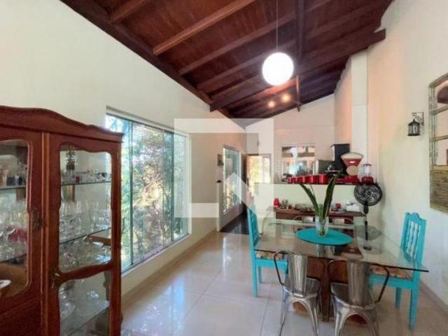Casa à Venda Retiro do Chalé, 4 Quartos, 300 m² Brumadinho