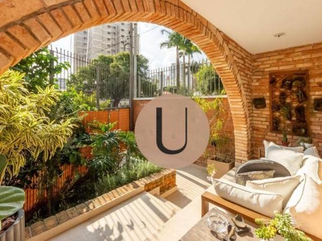 Casa acolhedora e aconchegante, 3 dormitórios, piscina e a poucos metros do Parque do Ibirapuera