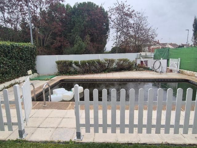 Casa adosada 5 dormitorios 330 m2