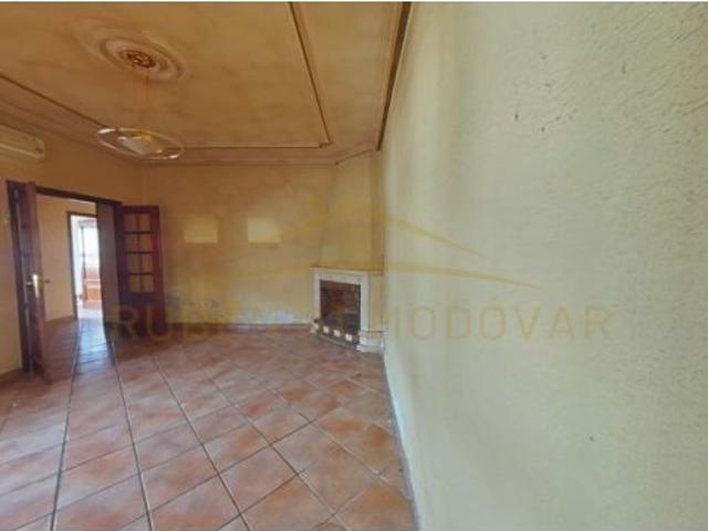 Casa adosada con garaje y terraza en Algueña