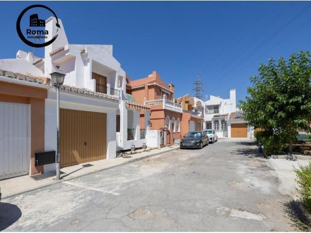 ? CASA ADOSADA CON PISCINA PRIVADA, JARDÍN Y SÓTANO CON CHIMENEA A UN PASO DE GRANADA