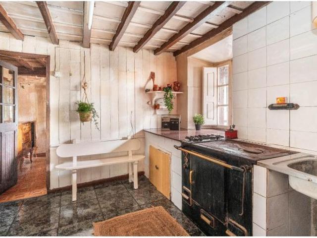 Casa adosada con tejado renovado, 350 m2 construídos con vistas a la montaña