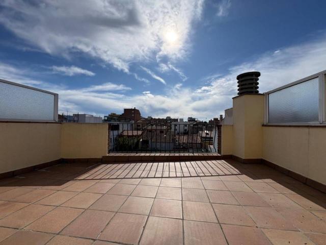 Casa adosada con 178 m², terrazas y garaje para dos coches en zona céntrica y consolidada