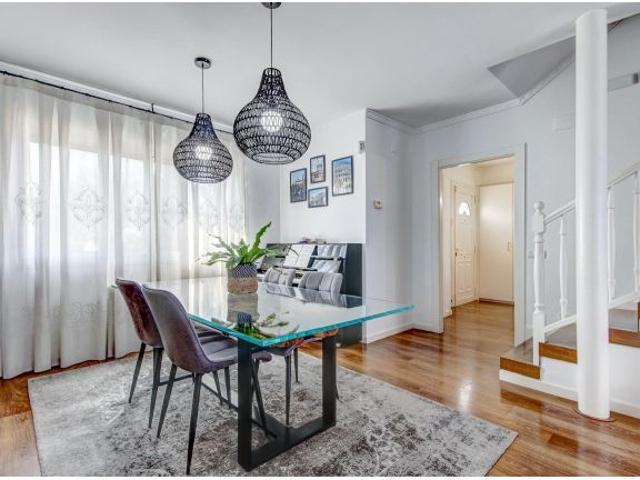 Casa adosada amueblada con terrazas, solárium, piscina comunitaria y parking en Aiguadolç, Sitges