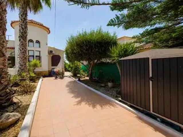Casa adosada de 3 dormitorios y 2 baños en La Marina 150m² La Marina