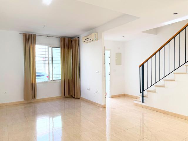 Casa adosada de 3 dormitorios con patio, terraza y dos plazas de garaje en Palomares del Río