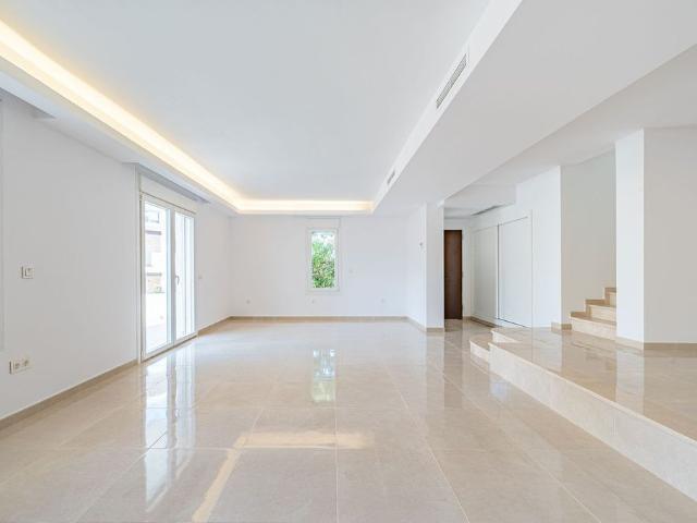 Casa adosada de 165 m2 en venta Nueva Andalucia, España