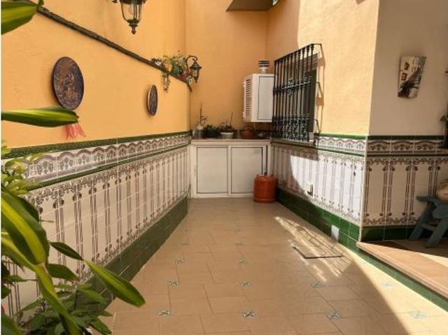 Casa adosada de 313m2 con garaje y solárium junto a Vialia