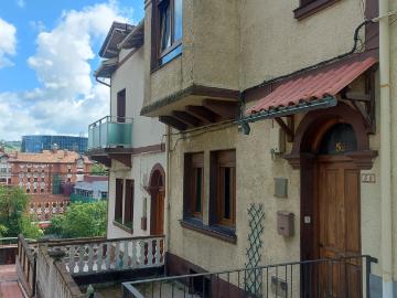 Casa Adosada De 4 Plantas En Basurto
