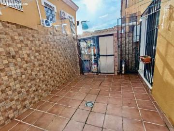 Casa adosada de cuatro habitaciones en Alhaurín de la Torre