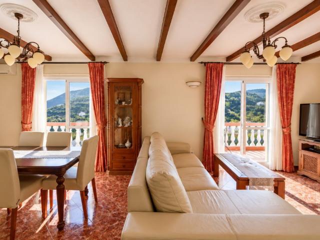 Casa adosada de alto standing de 205 m2 en venta Ojén, Andalucía