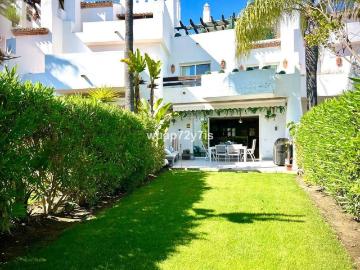 Casa adosada de alto standing de 348 m2 en venta Estepona, España