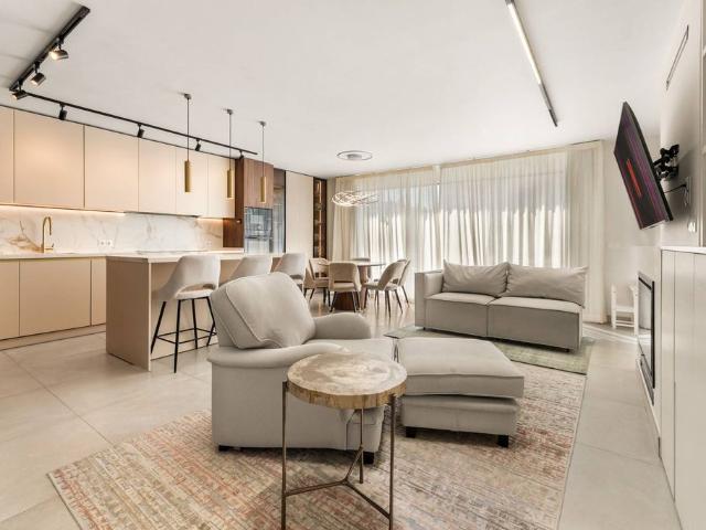 Casa adosada de alto standing en venta Estepona, España