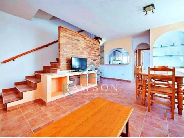 Casa adosada de alquiler temporal con parking, terraza y piscina comunitaria a 100m de la playa