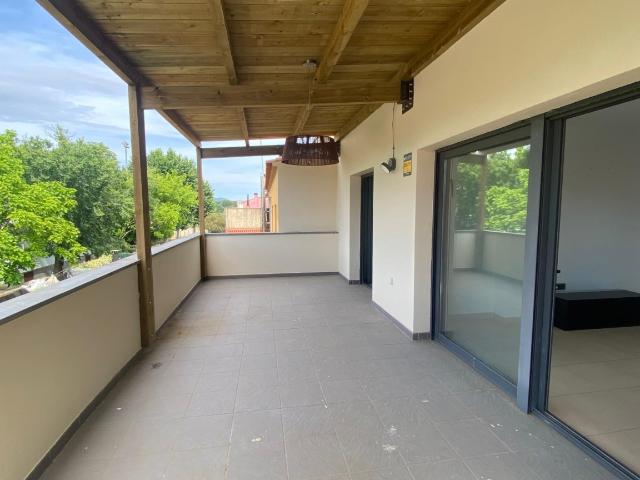 Casa adosada de dos plantas, en el centro de Peralada, 3 habitaciones. Con terraza y garage