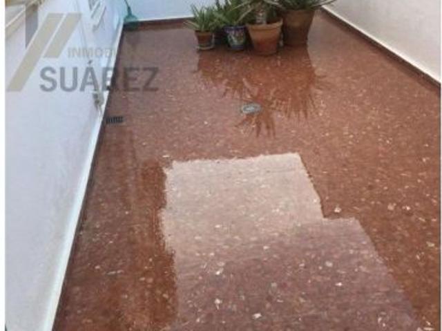 Casa adosada de dos plantas en venta en Sevilla Este de renta libre