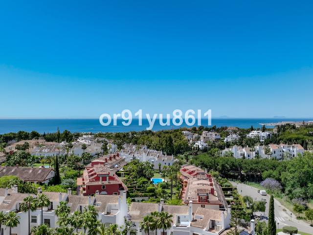 Casa Adosada de Lujo Contemporánea a Pasos del Puente Romano. 393m² Marbella