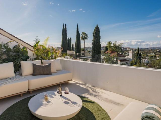 Casa adosada de lujo de 215 m2 en venta Aloha, España