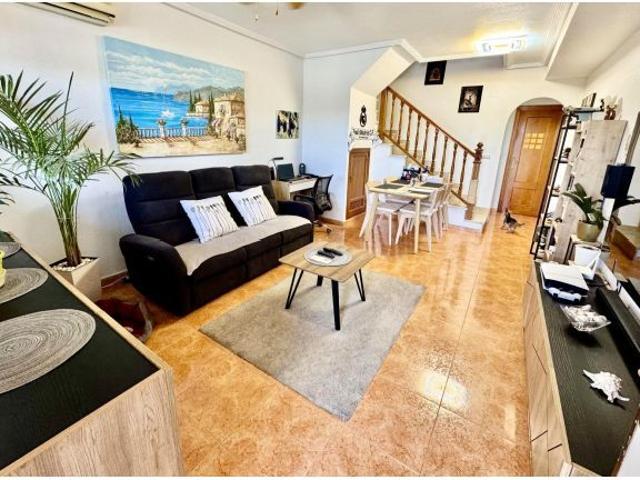 Casa adosada de tres plantas aprox. 92 m2 en excelente estado, con 3 dormitorios, varias terrazas