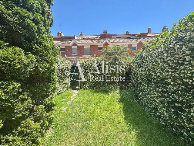 Casa adosada en alquiler en calle Antoni Sedo, Rubí, de 205 m² 4 habitaciones por 2.200
