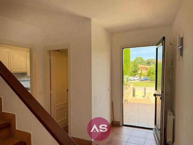 Casa adosada en alquiler en calle Acacies, Navata, de 125 m² 3 habitaciones por 1.550