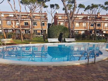 Casa adosada en alquiler en calle De Vandellòs, Gavà, de 240 m² 3 habitaciones por 4.800