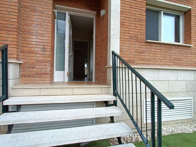 Casa adosada en alquiler en calle De Vandellòs, Gavà, de 240 m² 3 habitaciones por 4.800