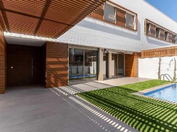 Casa adosada en alquiler en calle Del Poble Amazic, Sabadell, de 329 m² 4 habitaciones por 3.110