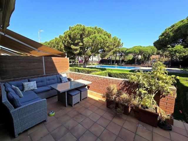 Casa adosada en alquiler en calle Dels Tellinaires, Gavà, de 282 m² 4 habitaciones por 6.500
