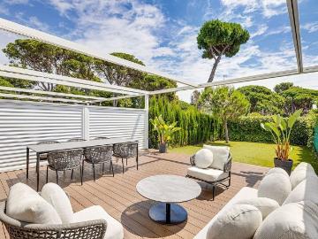 Casa adosada en alquiler en calle Pineda, Gavà, de 322 m² 4 habitaciones por 6.200