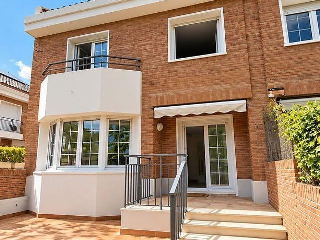 Casa adosada en alquiler en calle Puigmal, Esplugues de Llobregat, de 196 m² 5 habitaciones por 3.500