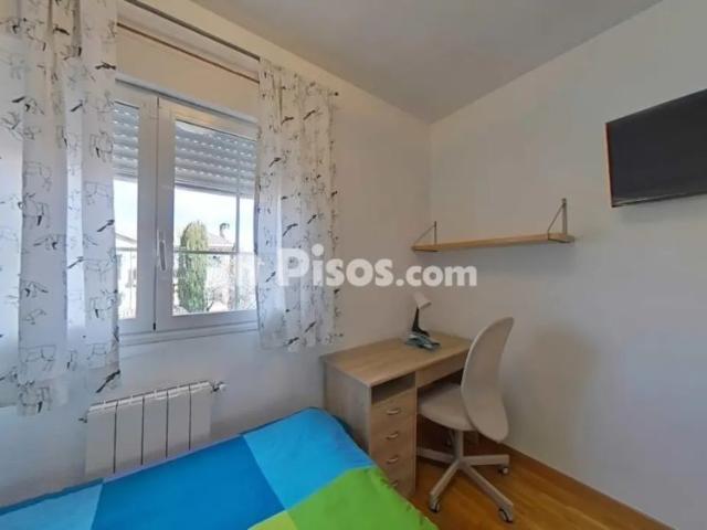 Casa adosada en alquiler en Chalet de 7 Hab. A 5 Min Parada de Autobus Para Univ