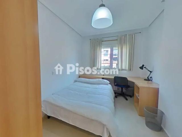 Casa adosada en alquiler en Chalet de 7 Hab. A 5 Min Parada de Autobus Para Univ
