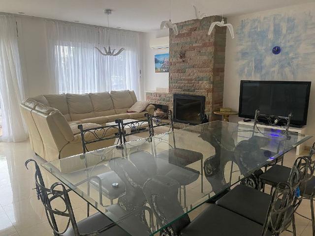 Casa adosada en alquiler en avenida, Castelldefels, de 434 m² 6 habitaciones por 5.000