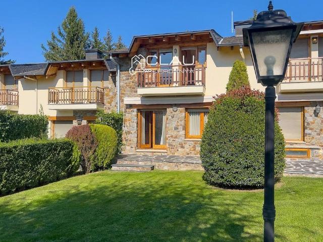 Casa adosada en alquiler en avenida De la Cerdanya, Alp, de 125 m² 3 habitaciones por 1.500