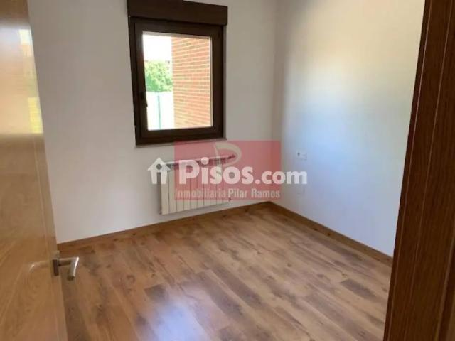 Casa adosada en alquiler en Sariegos