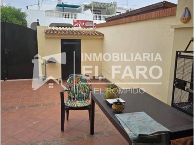 CASA ADOSADA EN EL PORTIL A 5 MINUTOS DE LA PLAYA