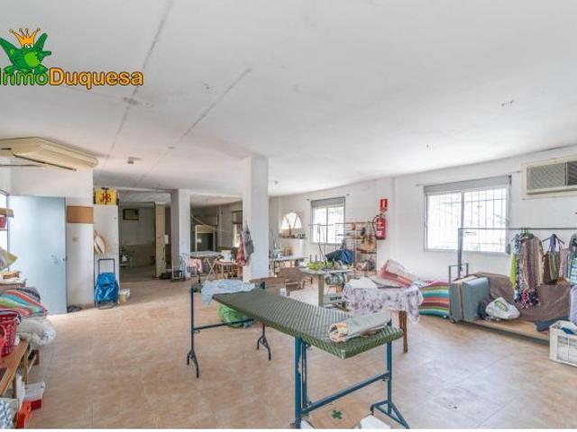 Casa adosada en Esquina con 4 Dormitorios, Piscina, Garaje y Espacio Comercial!