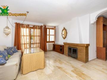 Casa adosada en la entrada de Huetor Vega. Con piscina privada